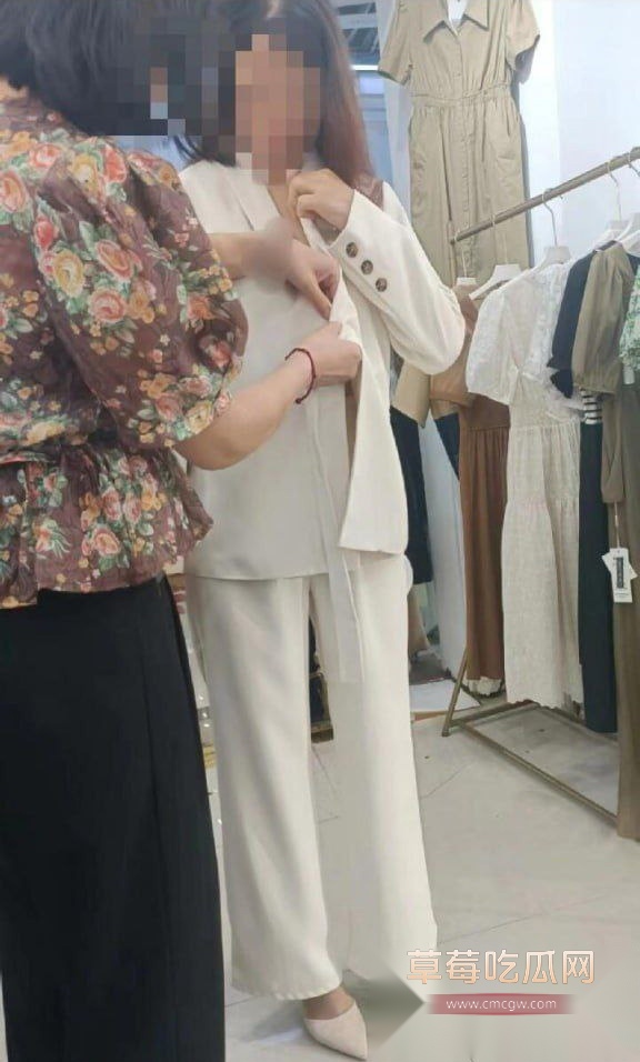 休假带嫂子去买衣服 1 休假带嫂子去买衣服 1