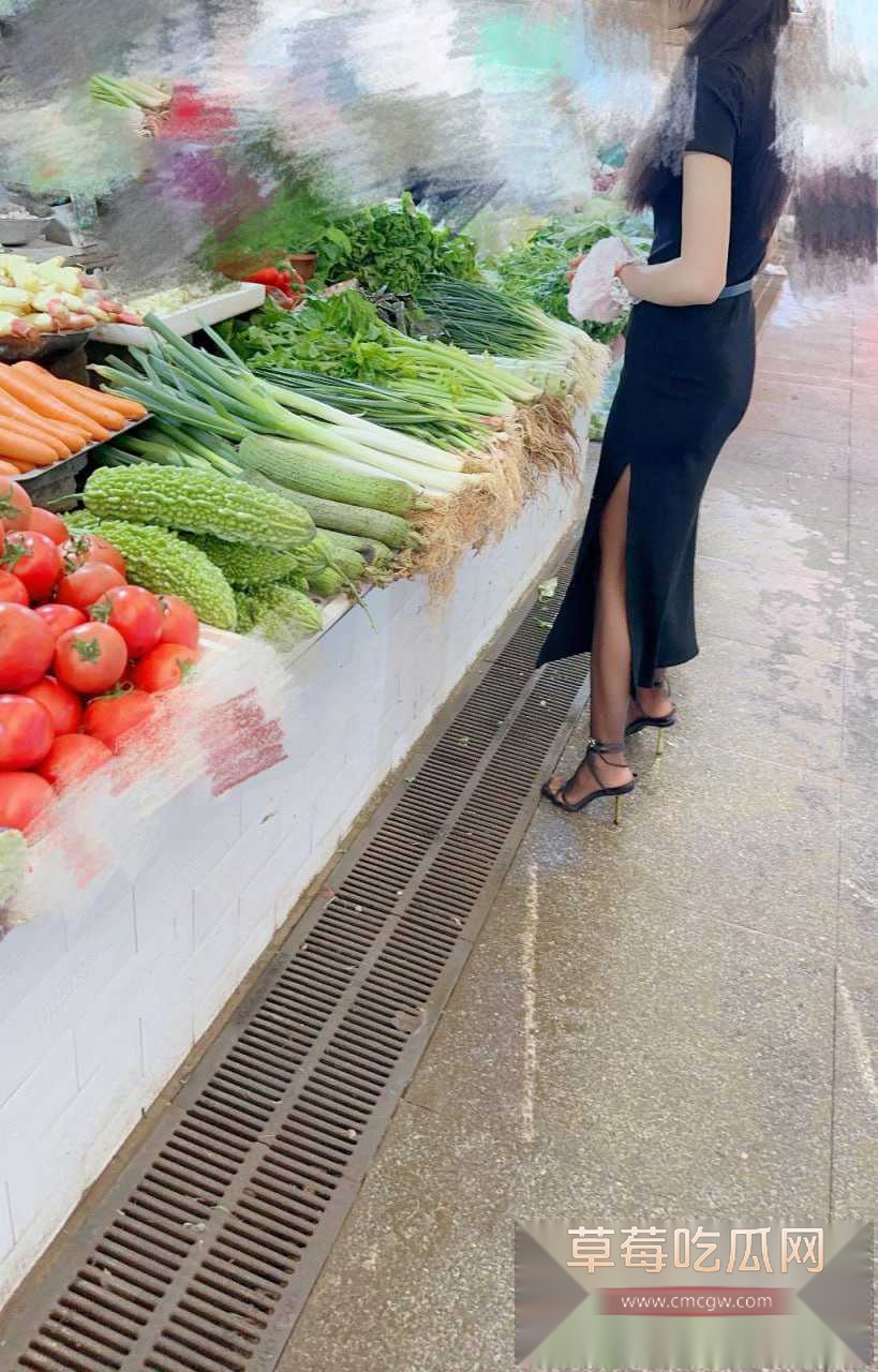 跟女儿第一次在车里操逼 1