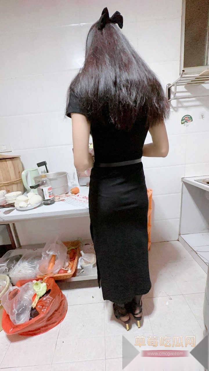 跟女儿第一次在车里操逼 7