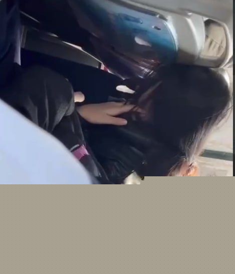 小情侣在公交车上玩口爆被偷拍5