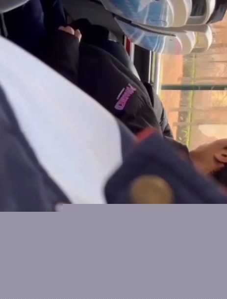 小情侣在公交车上玩口爆被偷拍6