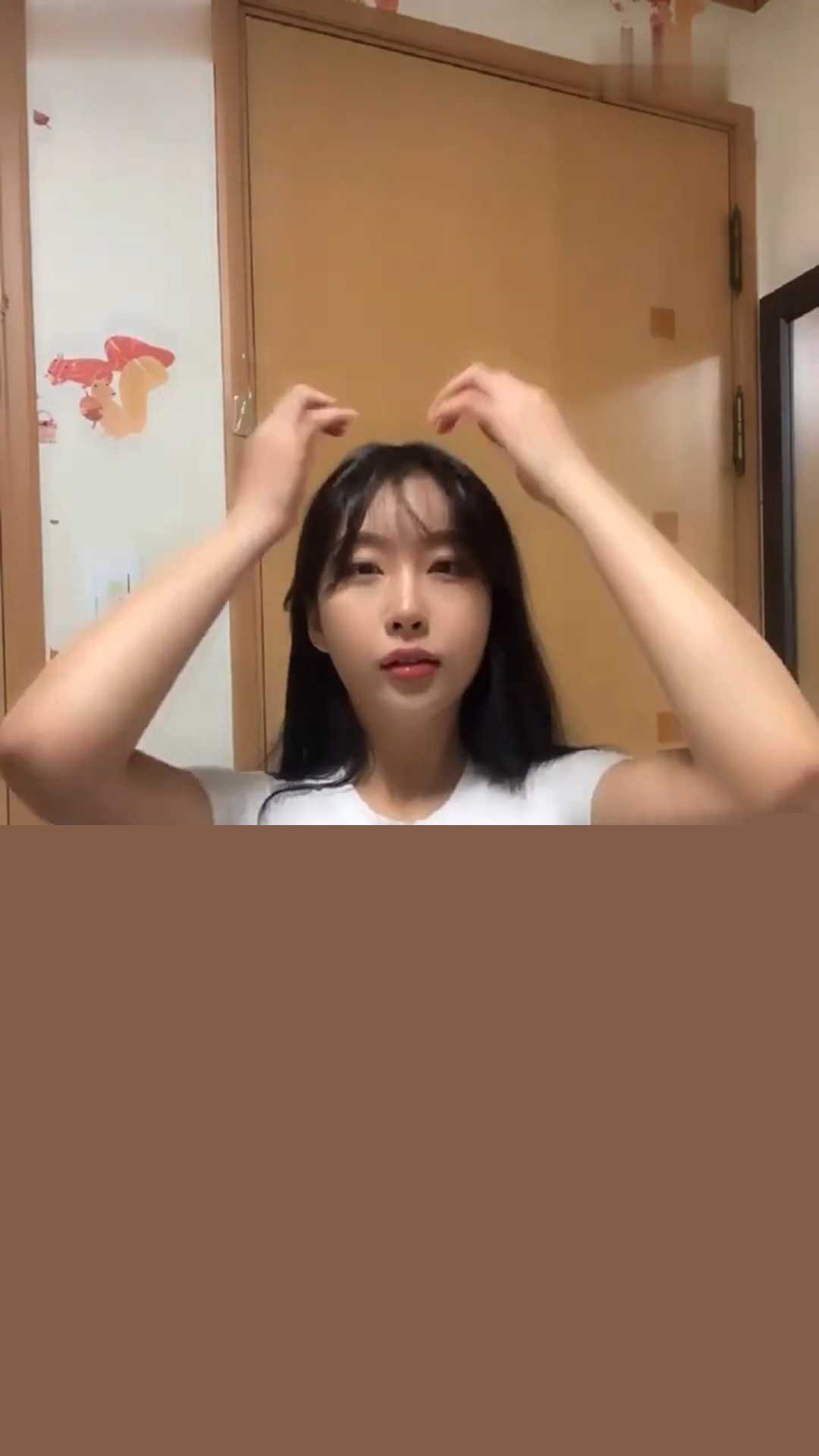 首尔健身女教练一边玩游戏一边被学员玩穴后入 2