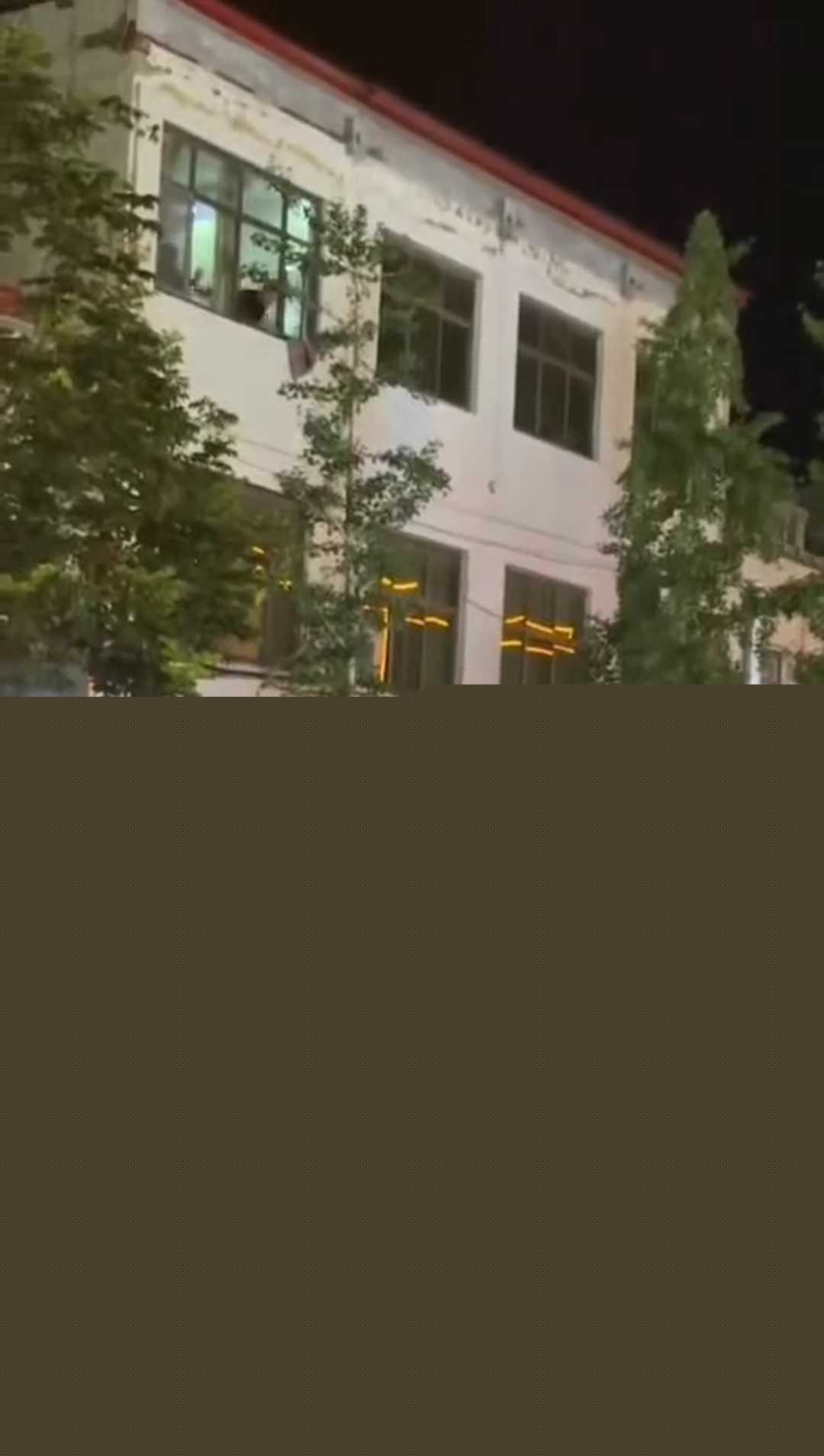 邯郸魏县政府街万信鞋业对面点着煤气罐扔下楼 1