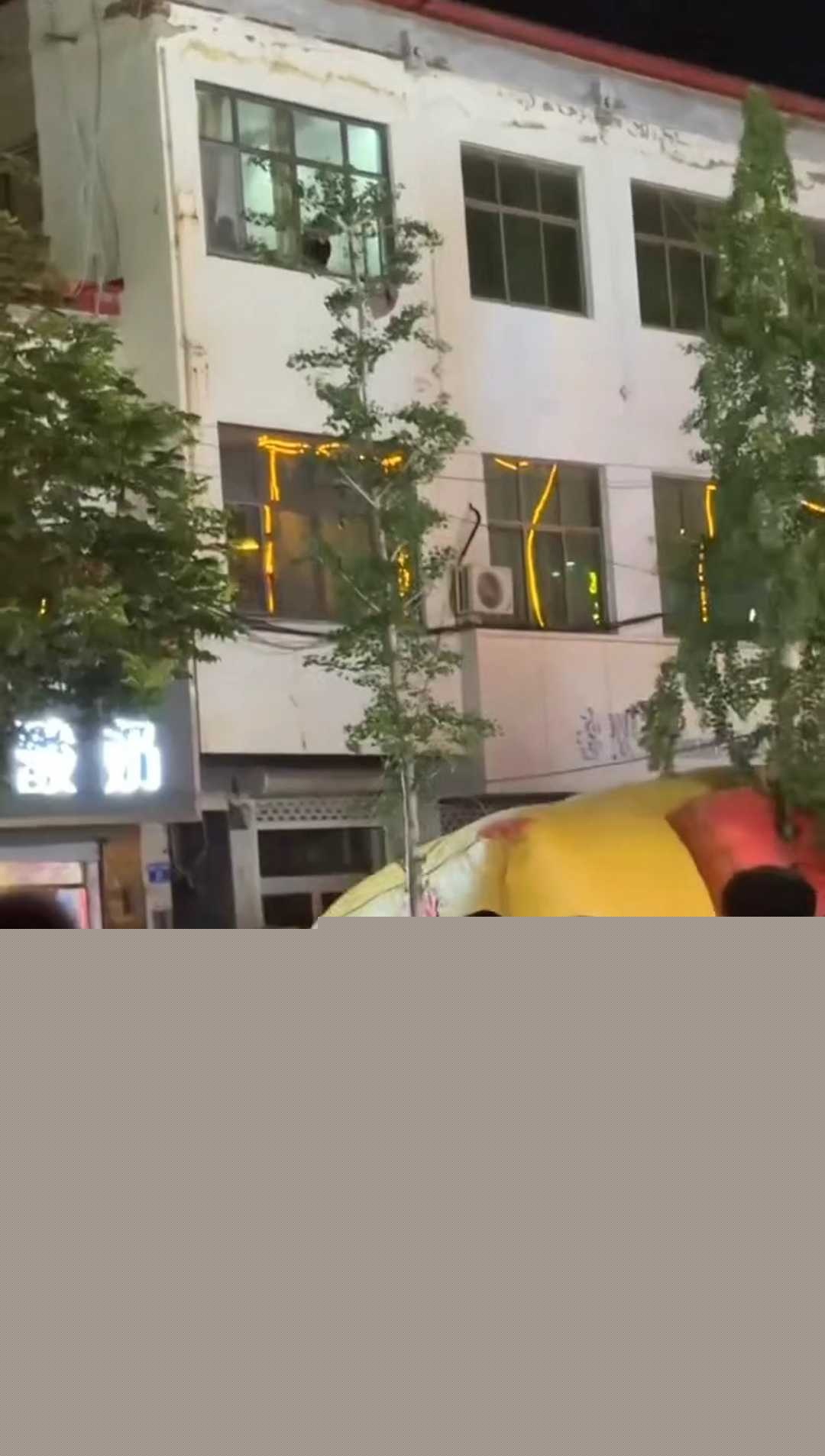 邯郸魏县政府街万信鞋业对面点着煤气罐扔下楼 2