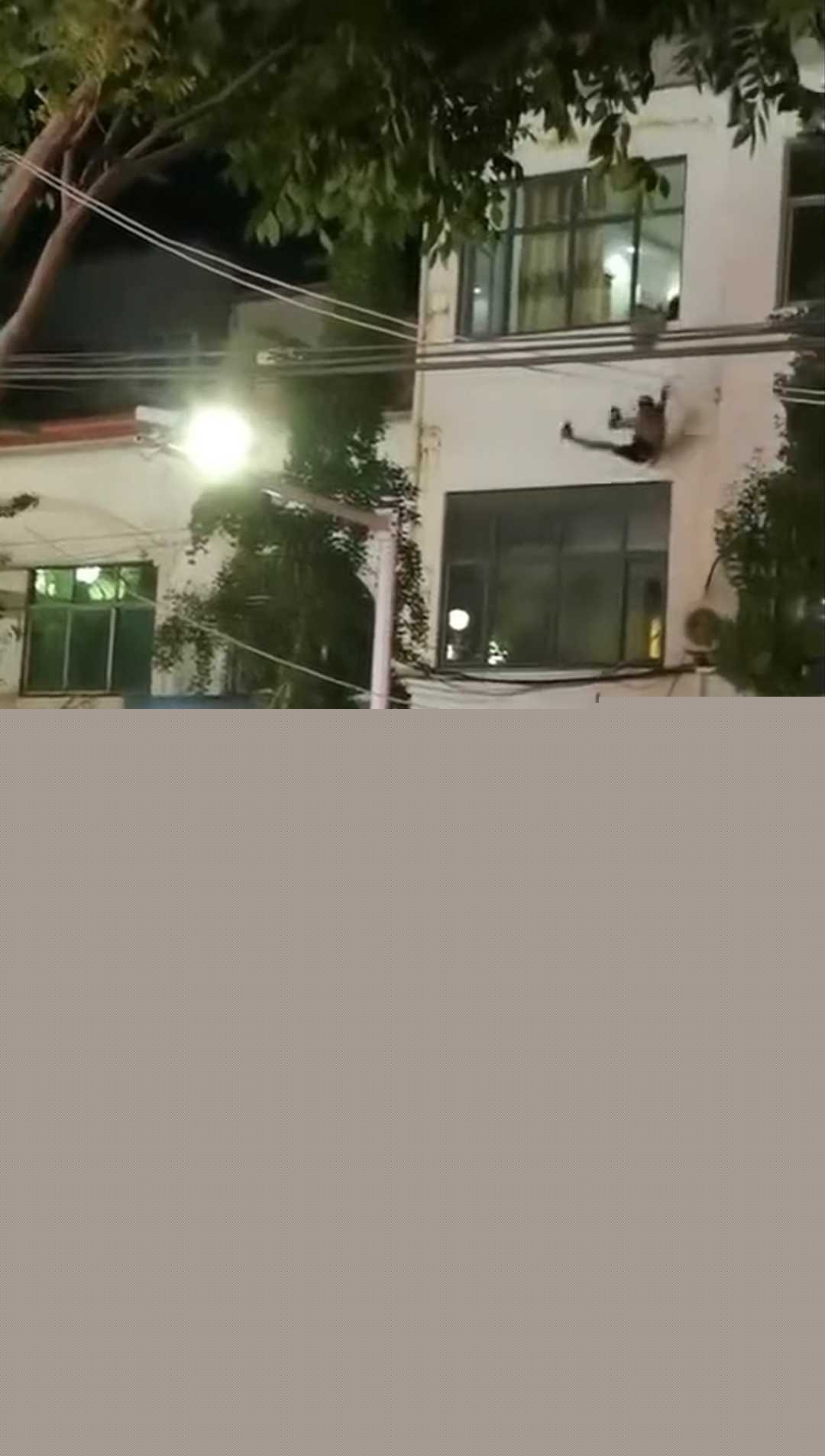 邯郸魏县政府街万信鞋业对面点着煤气罐扔下楼 3