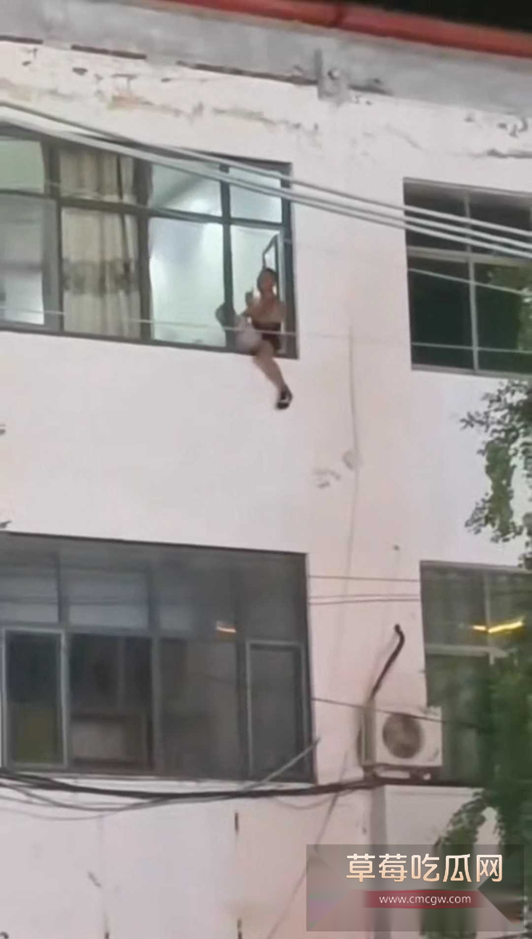 邯郸魏县政府街万信鞋业对面点着煤气罐扔下楼 4