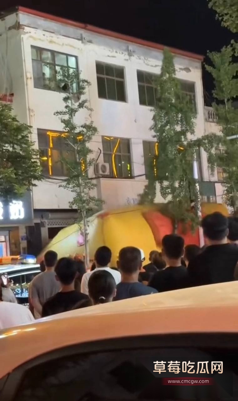 邯郸魏县政府街万信鞋业对面点着煤气罐扔下楼 7