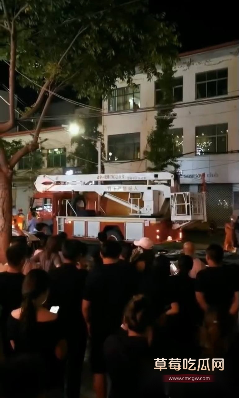 邯郸魏县政府街万信鞋业对面点着煤气罐扔下楼 8