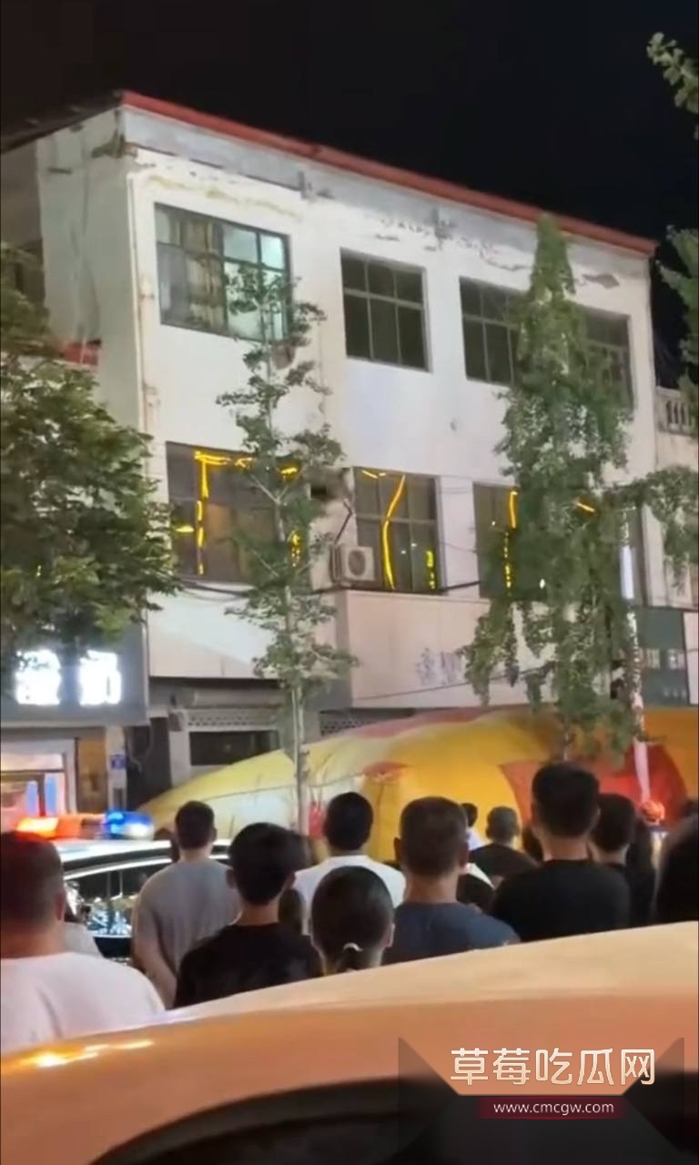 邯郸魏县政府街万信鞋业对面点着煤气罐扔下楼 9