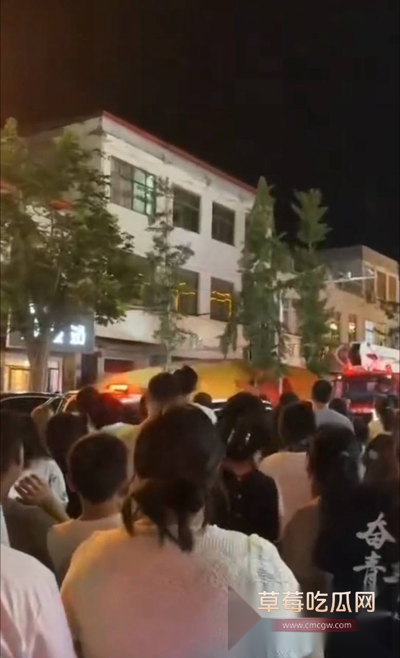 邯郸魏县政府街万信鞋业对面点着煤气罐扔下楼 10