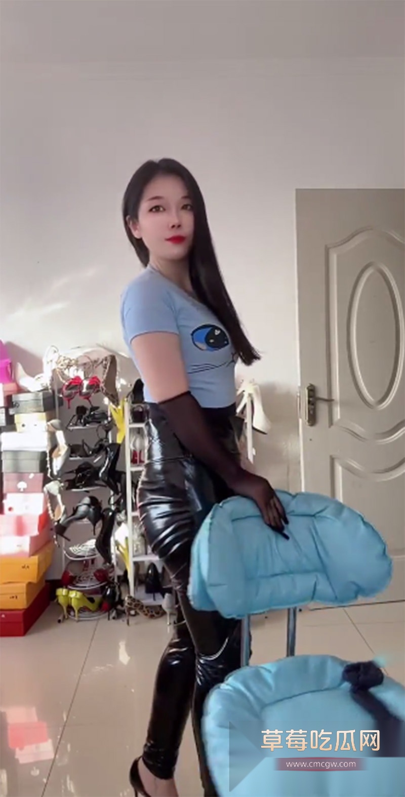 骚逼反差婊背着男友在外寻刺激 3 骚逼反差婊背着男友在外寻刺激 3