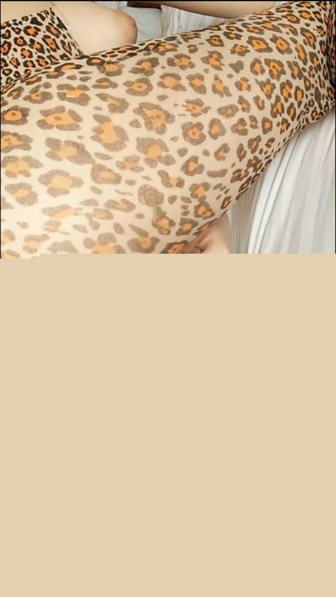 大三嫩妹穿上豹纹连体自慰插逼 3