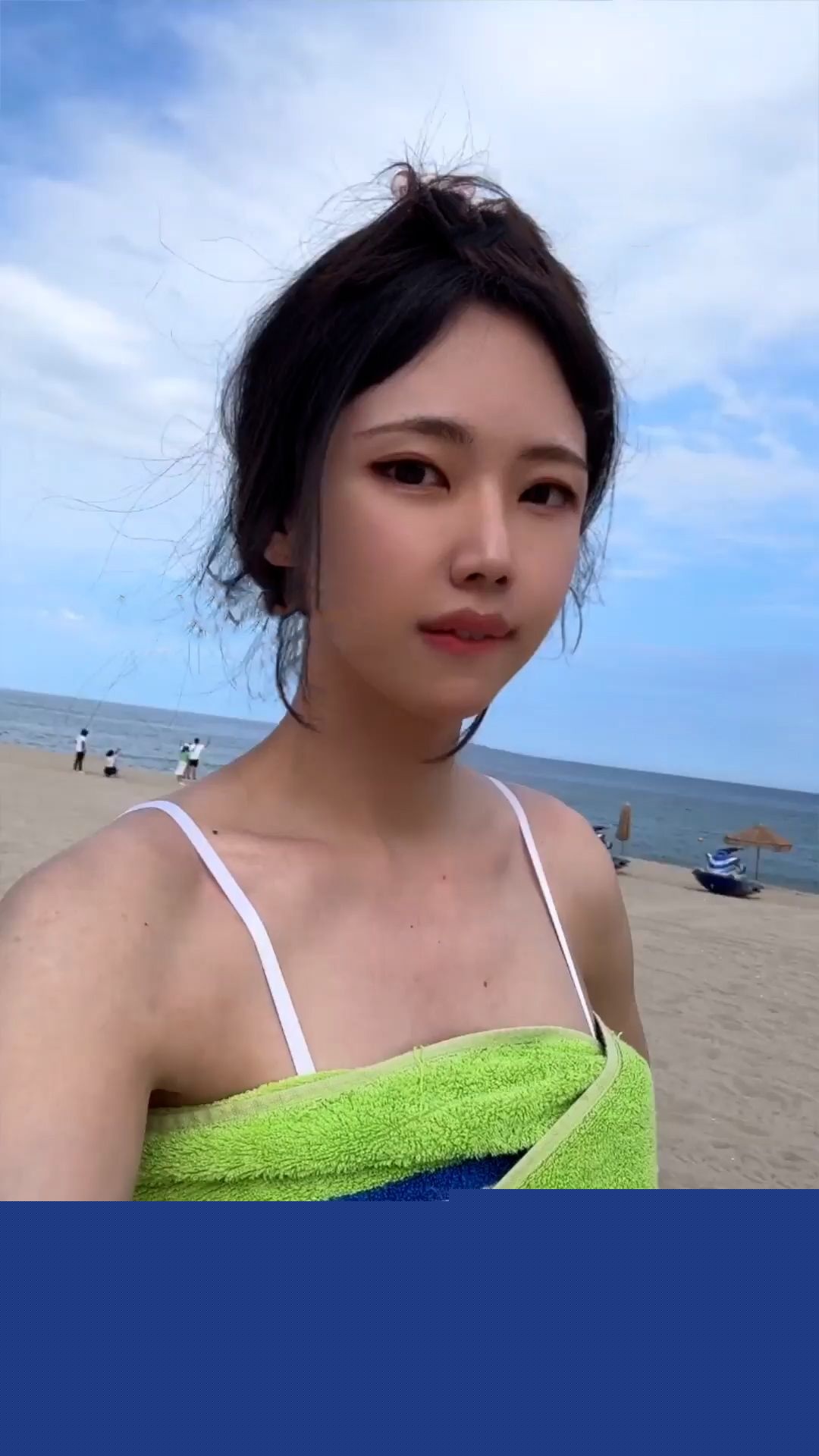 泡菜国身材超好的Ts伪娘在沙滩上玩各种露出1