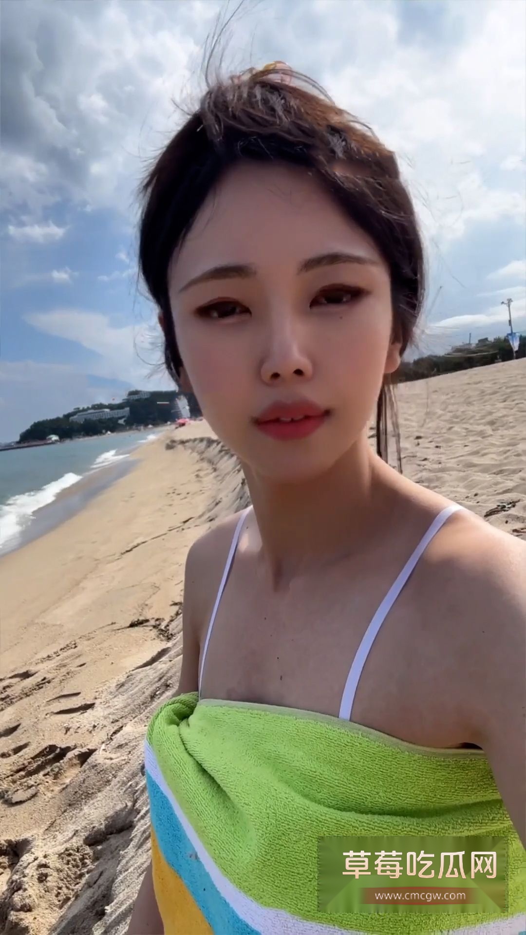 泡菜国身材超好的Ts伪娘在沙滩上玩各种露出2