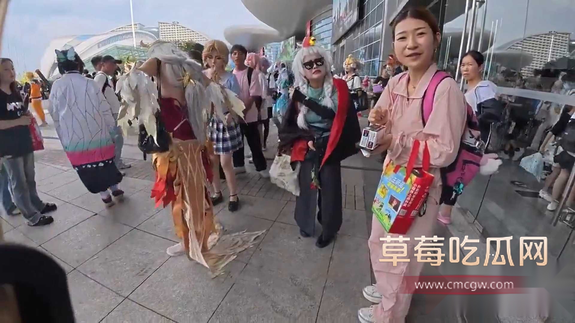 湖北武汉漫展男子揭露卖笔骗局遭围堵威胁 1 湖北武汉漫展男子揭露卖笔骗局遭围堵威胁 1