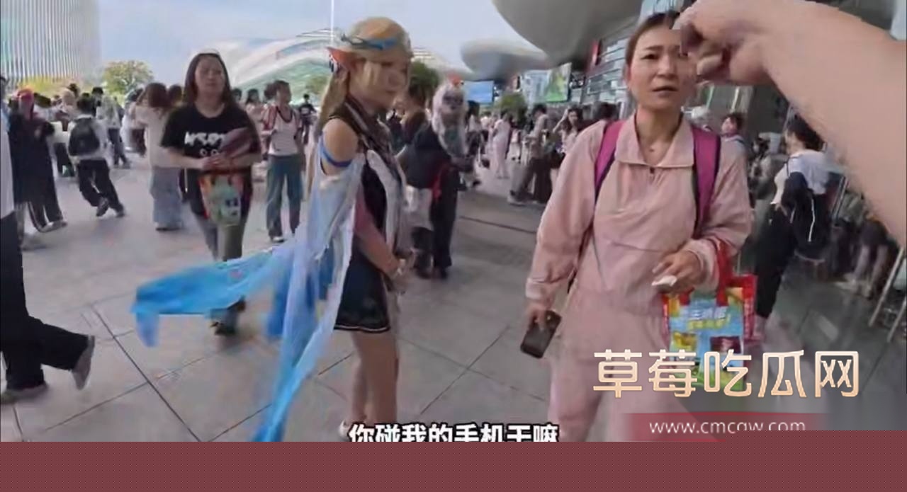 湖北武汉漫展男子揭露卖笔骗局遭围堵威胁 2 湖北武汉漫展男子揭露卖笔骗局遭围堵威胁 2