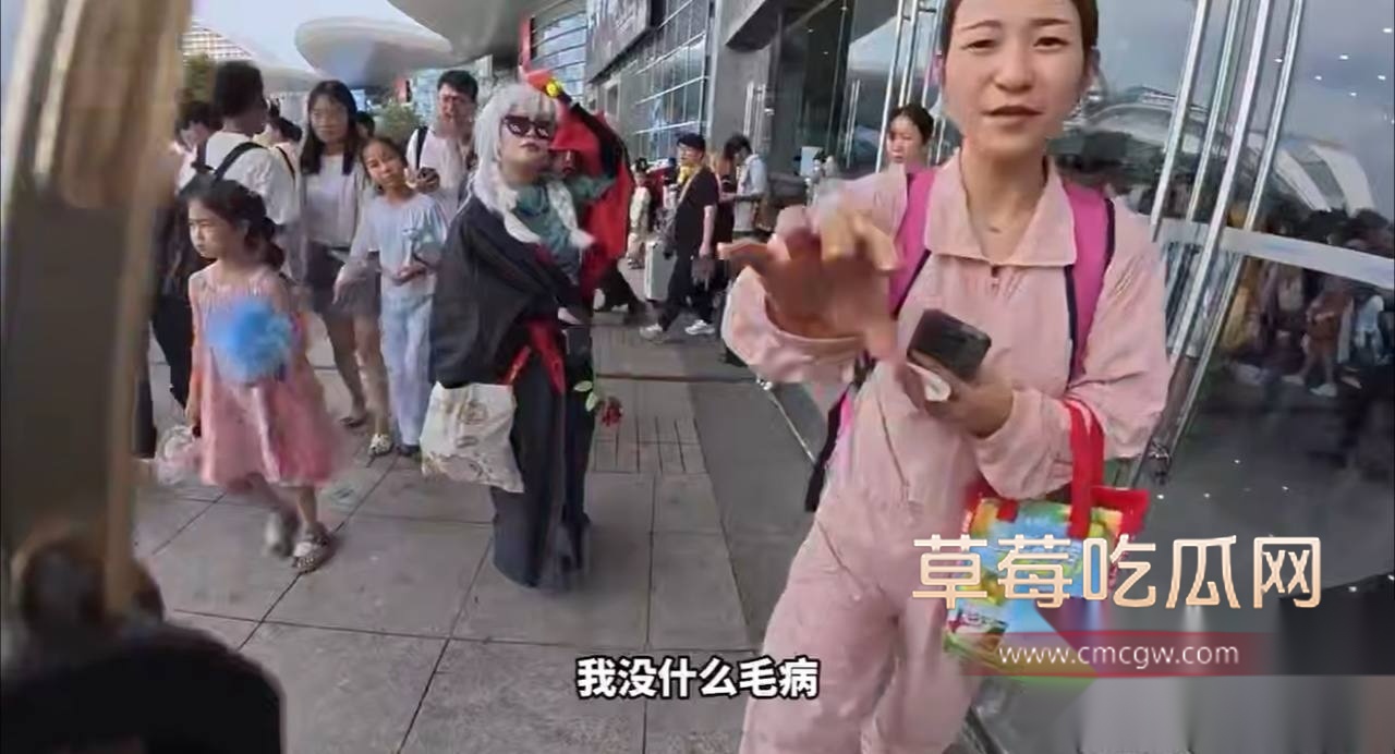 湖北武汉漫展男子揭露卖笔骗局遭围堵威胁 3 湖北武汉漫展男子揭露卖笔骗局遭围堵威胁 3