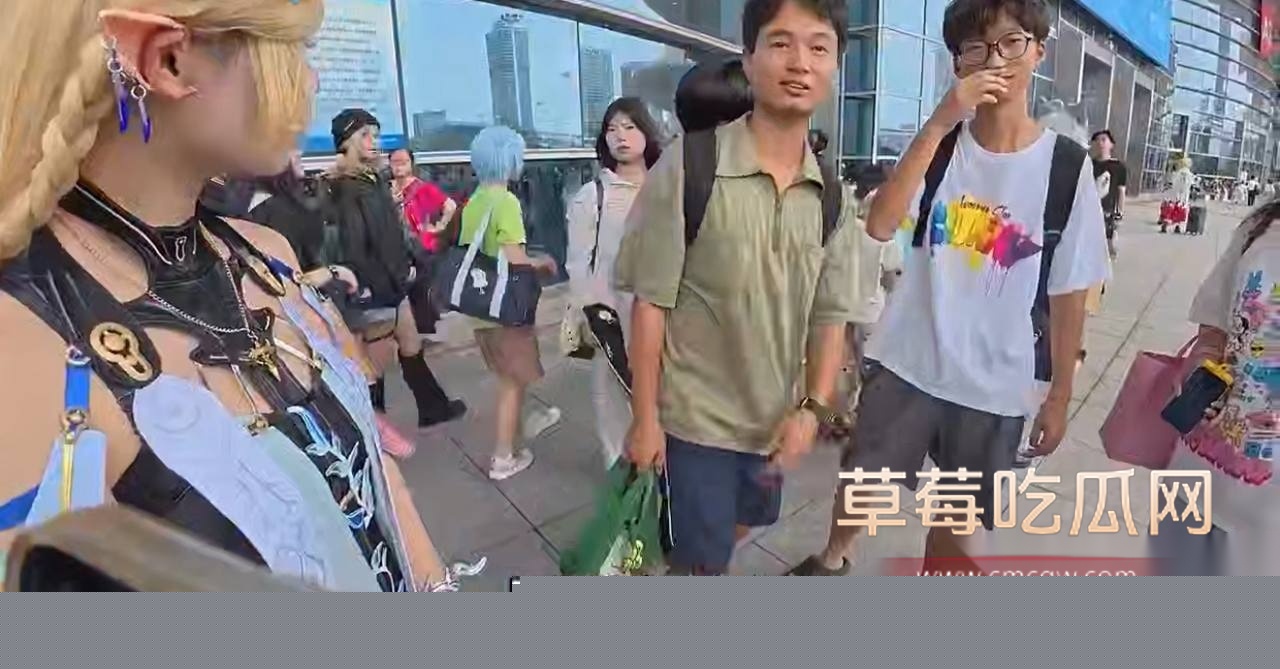 湖北武汉漫展男子揭露卖笔骗局遭围堵威胁 5 湖北武汉漫展男子揭露卖笔骗局遭围堵威胁 5