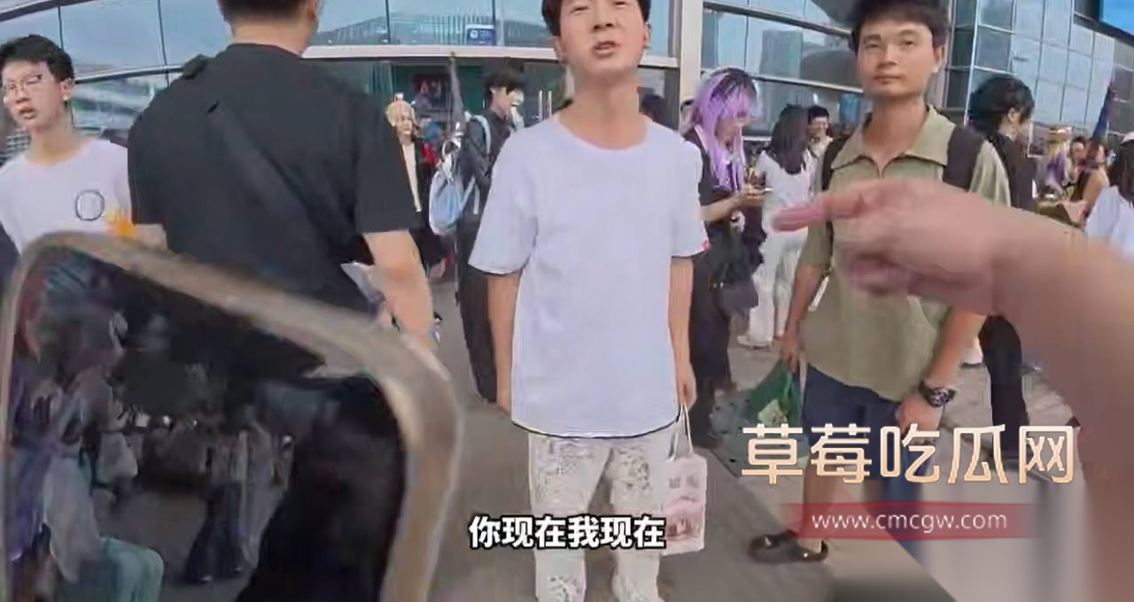 湖北武汉漫展男子揭露卖笔骗局遭围堵威胁 6 湖北武汉漫展男子揭露卖笔骗局遭围堵威胁 6