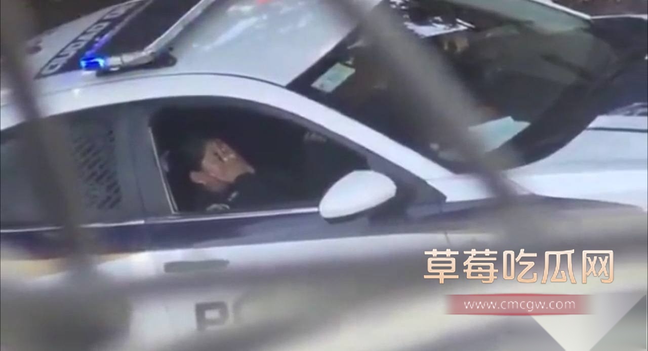 墨西哥警察 上班扣弄同事骚逼 2