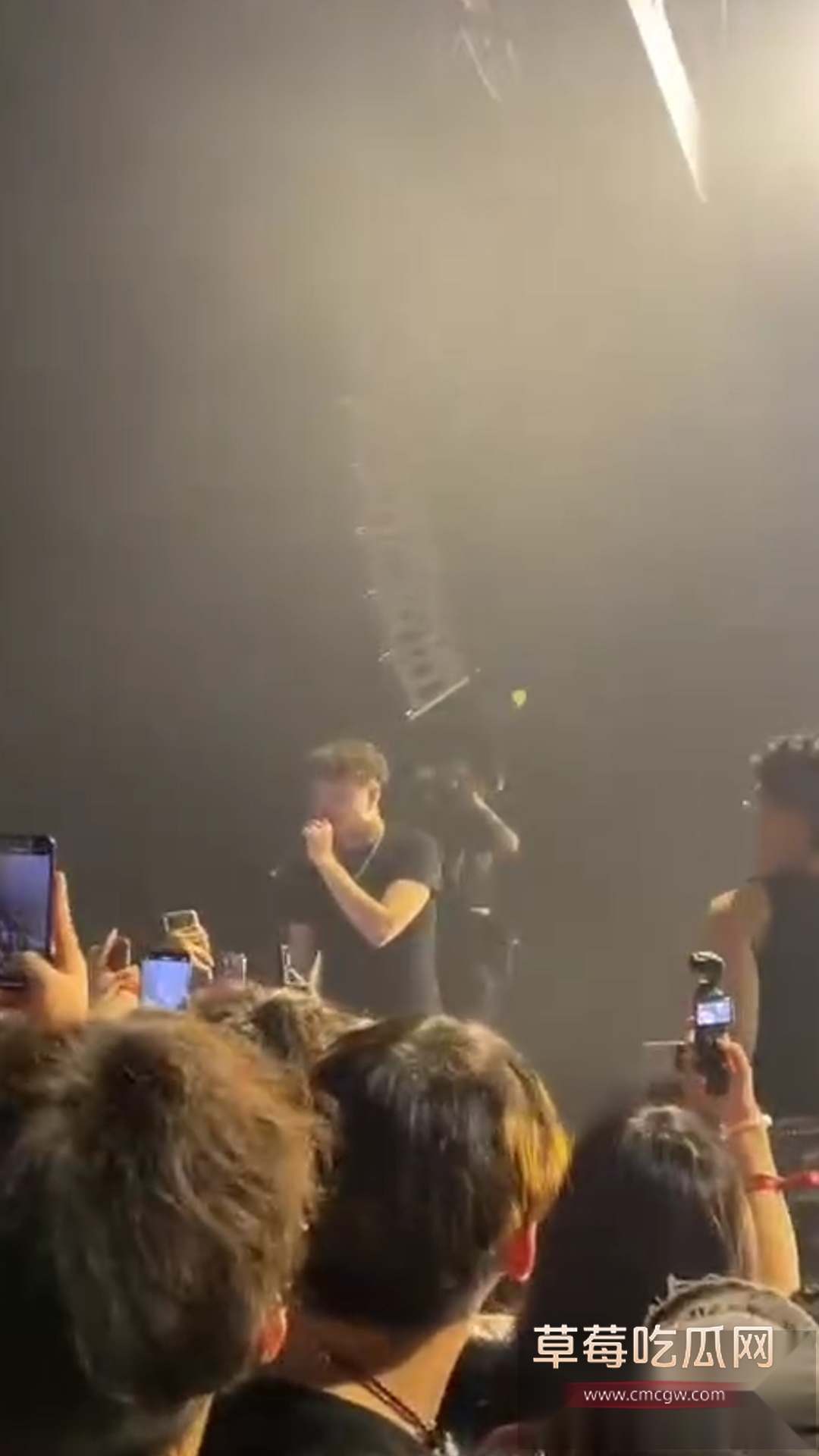 杭州trapcn猥琐男射女生腿上 4