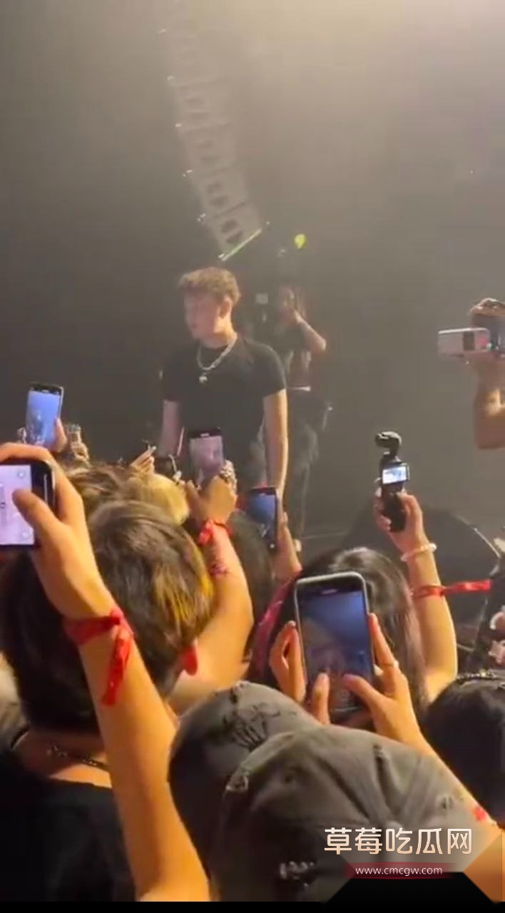 杭州trapcn猥琐男射女生腿上 6