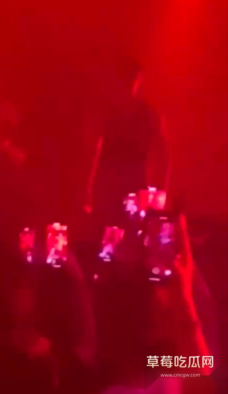 杭州trapcn猥琐男射女生腿上 7