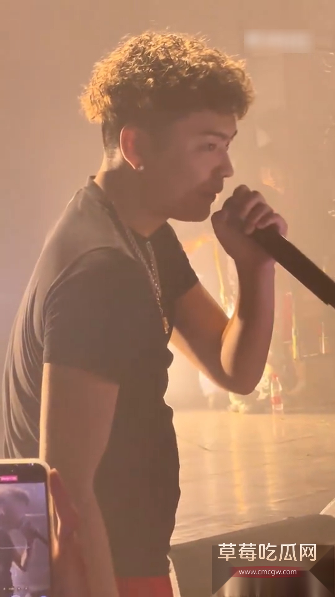 杭州trapcn猥琐男射女生腿上 1