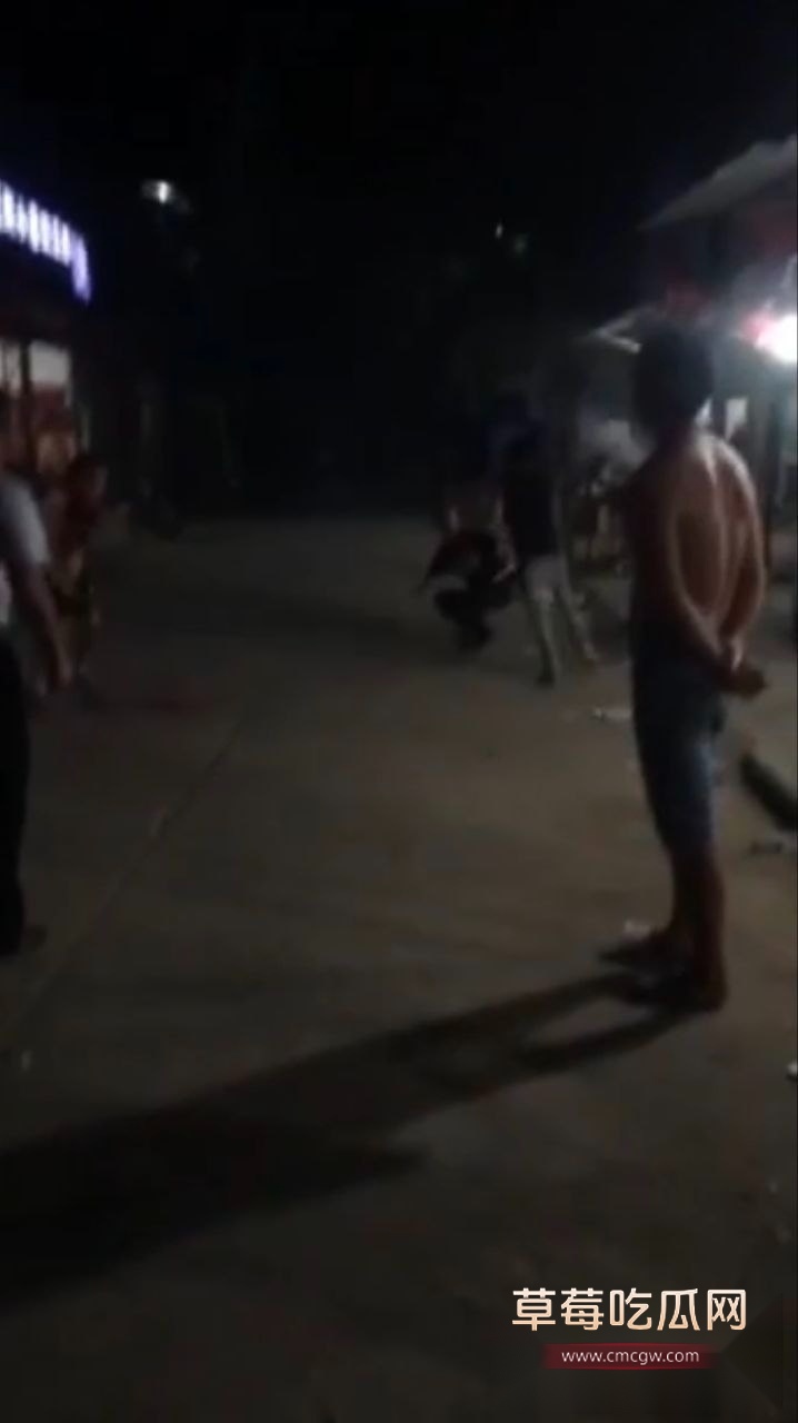 江西樟树多名男子发生争吵后持刀斗殴 4 江西樟树多名男子发生争吵后持刀斗殴 4