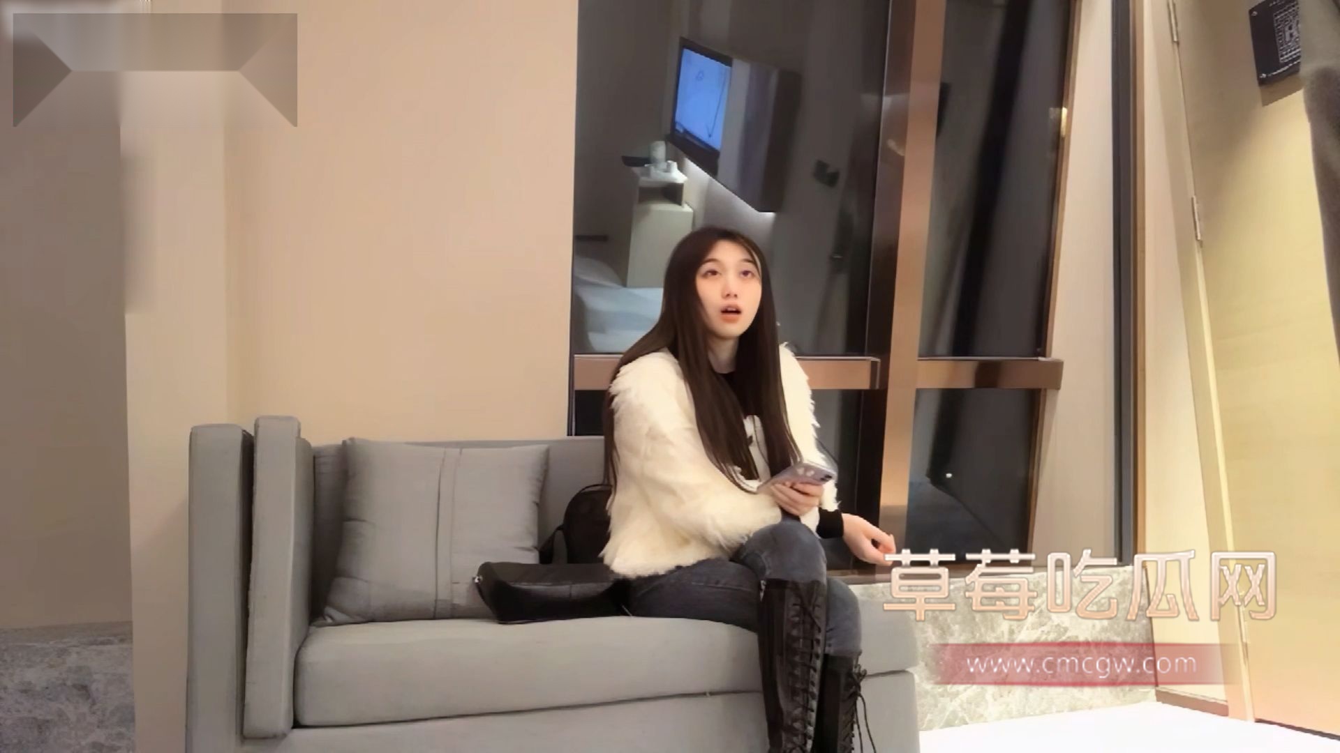 清纯嫩妹不仅笑起来甜美还很调皮1