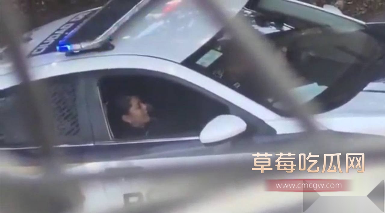 男同事在巡逻车上执勤期间 2 男同事在巡逻车上执勤期间 2