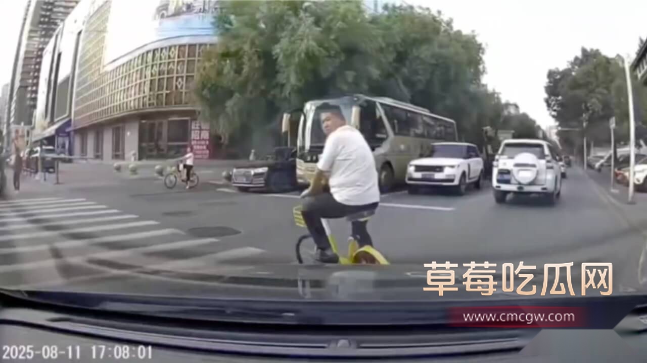 大叔横穿马路.jpg 大叔横穿马路.jpg