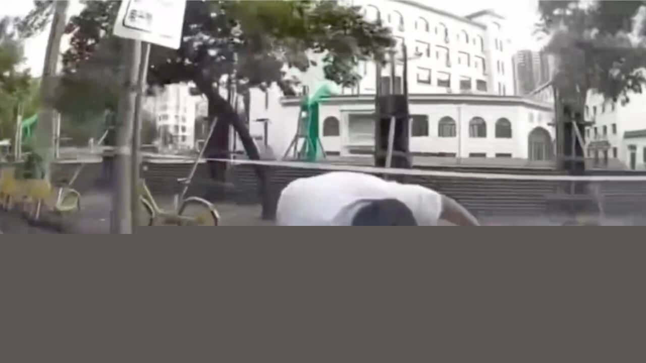 车主将大叔怼到墙上.jpg 车主将大叔怼到墙上.jpg