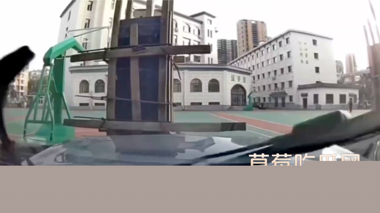 沈阳00后撞到后反复碾压.jpg 沈阳00后撞到后反复碾压.jpg