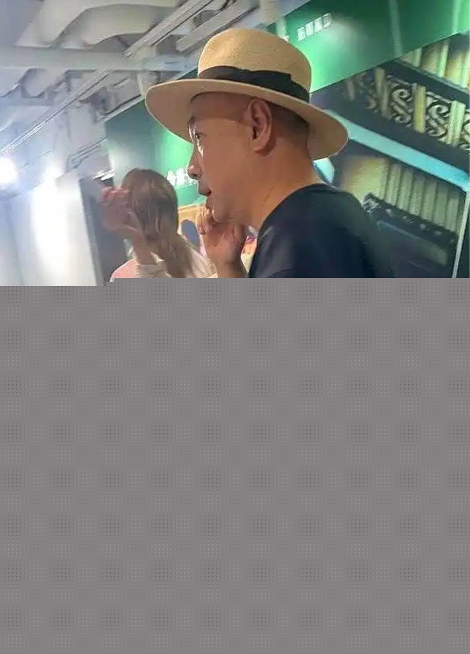 徐铮和陶虹夫妇出行1.jpg 徐铮和陶虹夫妇出行1.jpg