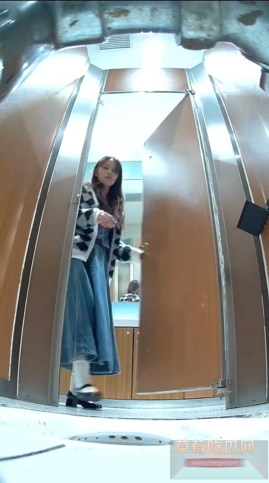 大神潜入女厕再次偷拍 6