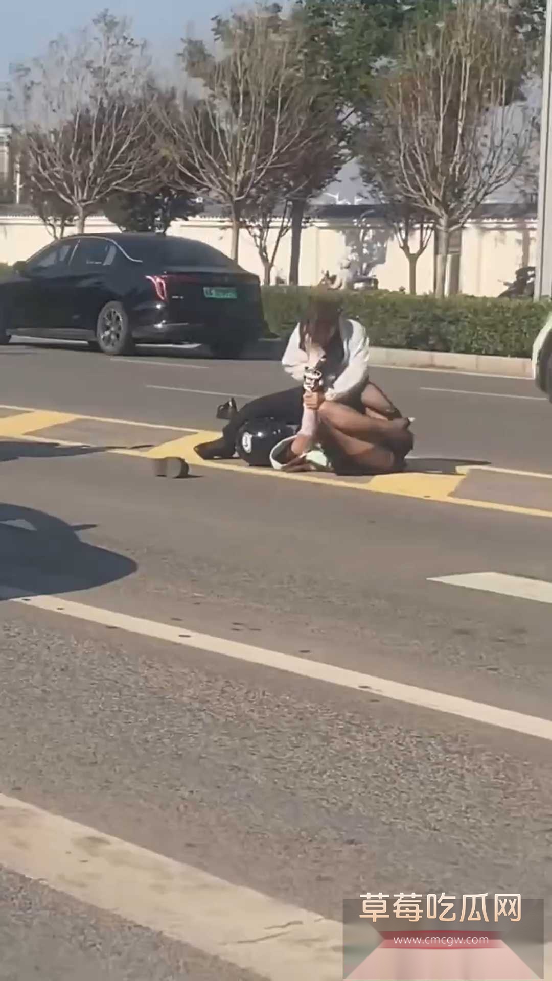 女骑士被女司机按在地板上摩擦 2 女骑士被女司机按在地板上摩擦 2