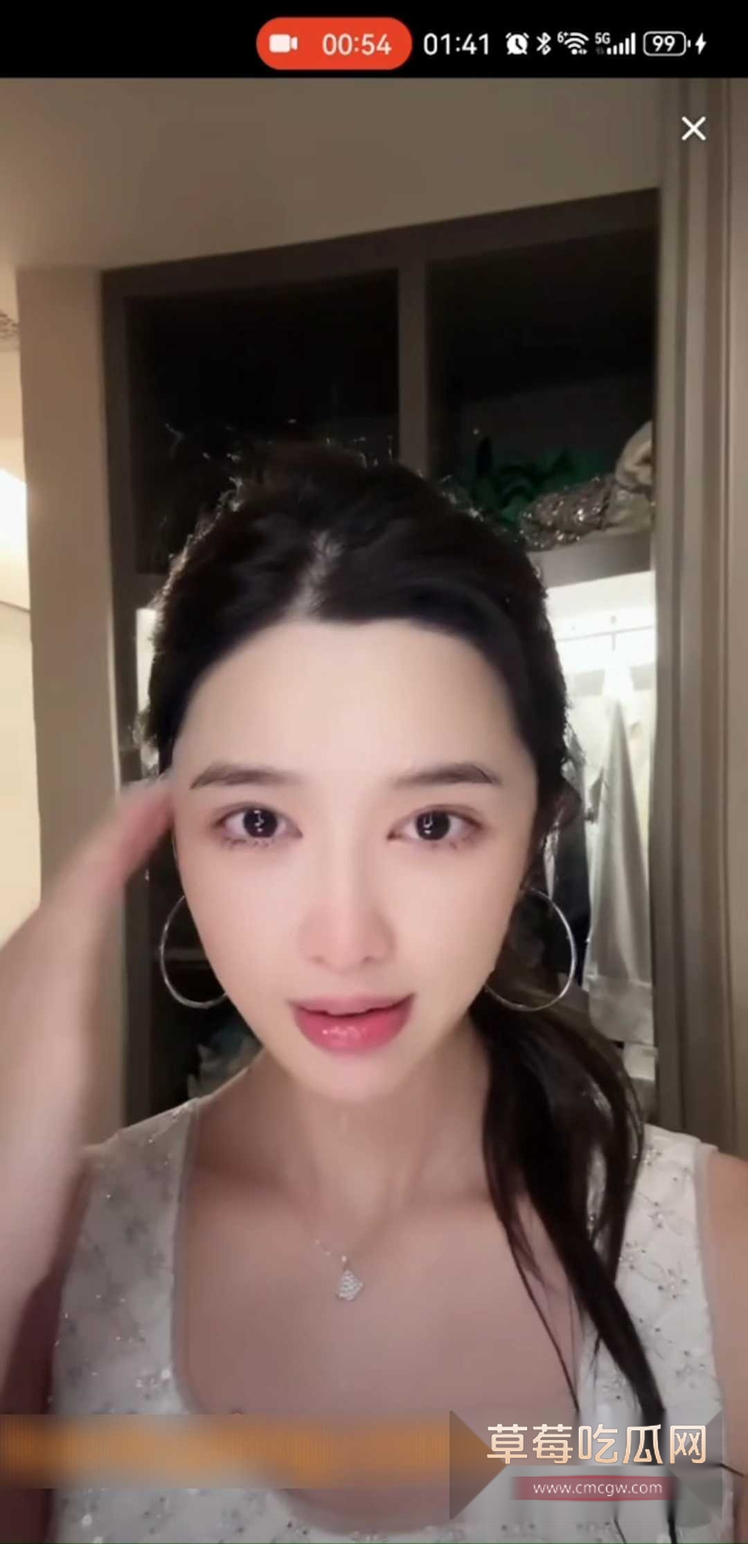 抖音百万网红超级七七 直播洗脸走光露点 1 抖音百万网红超级七七 直播洗脸走光露点 1