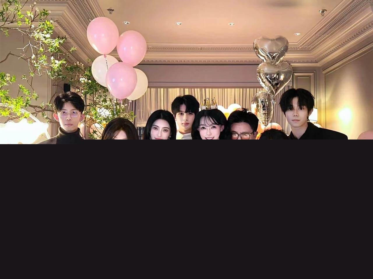 齐婧煊和好友以及金主的合照6.jpg 齐婧煊和好友以及金主的合照6.jpg