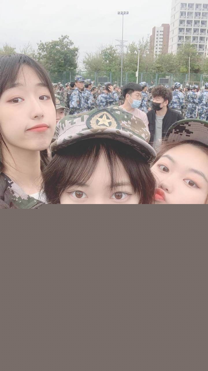 齐婧煊和好友以及金主的合照11.jpg 齐婧煊和好友以及金主的合照11.jpg