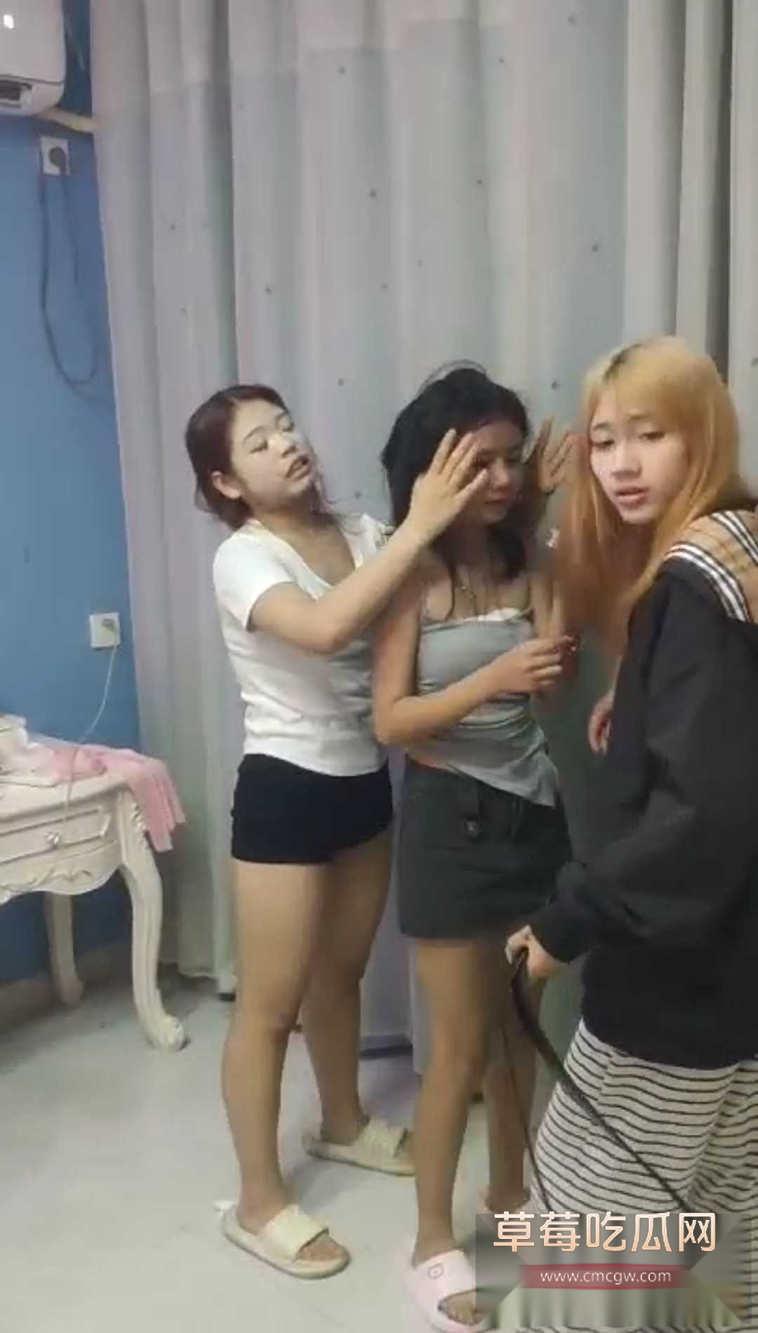 青春小妹被精神小妹霸凌 5