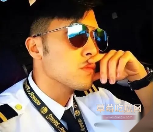 金鹏航空担任飞行员孟康照片1.jpg