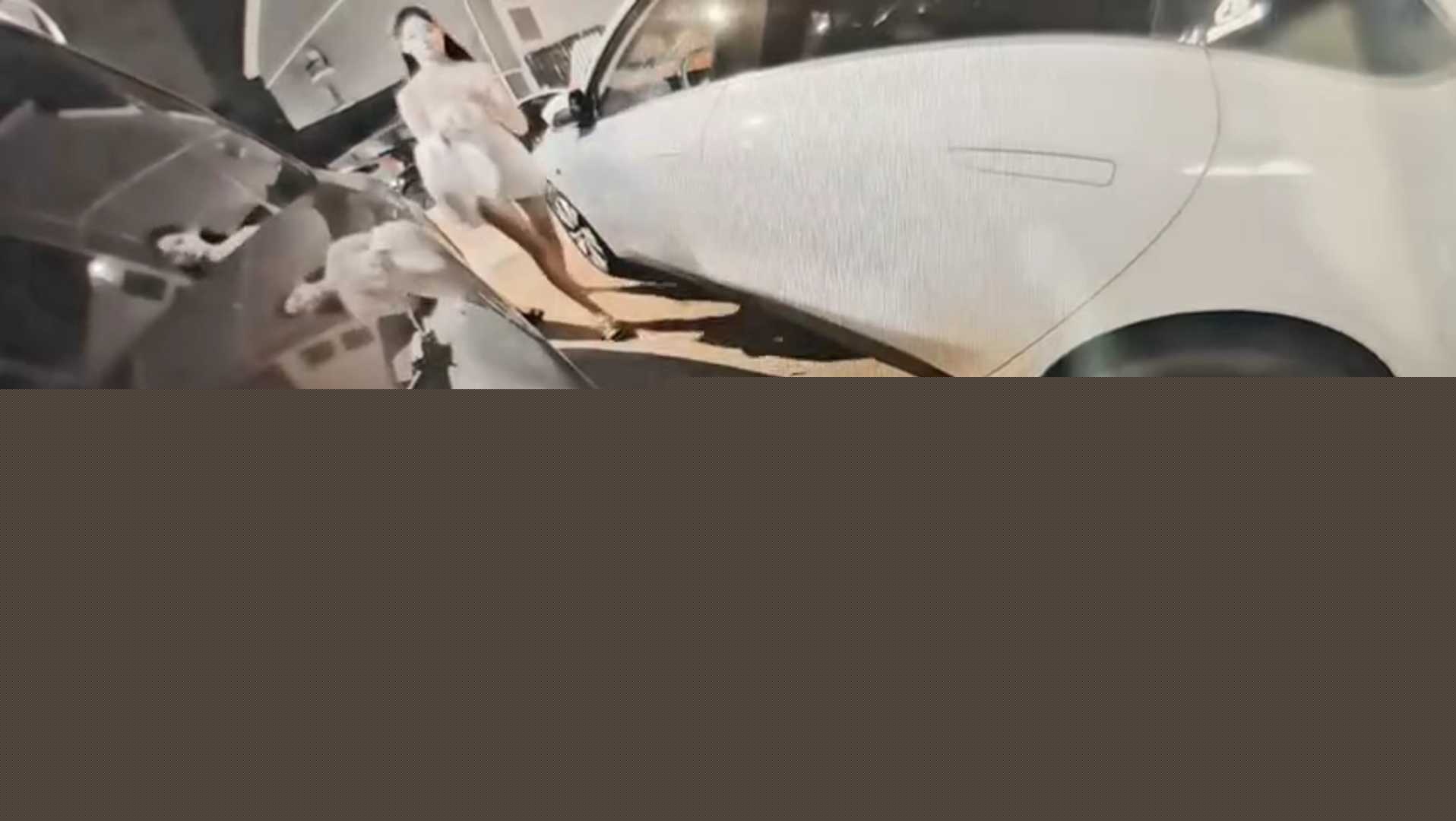 美女怎么这么喜欢到车边上撒尿啊 3