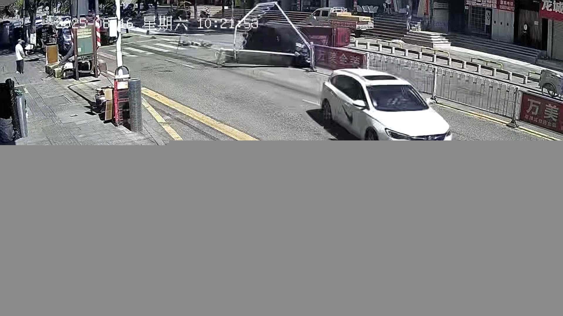 湖南张家界永定街道龙城街车祸 1