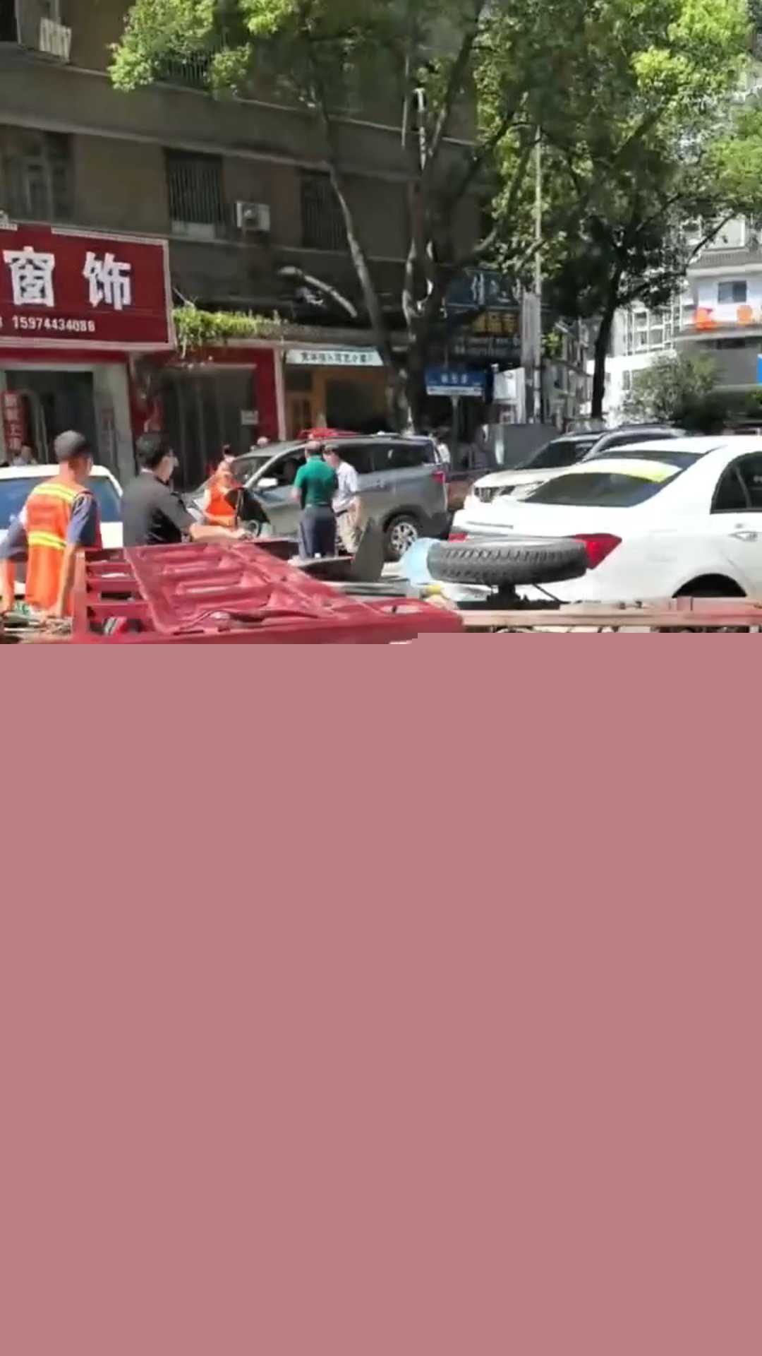 湖南张家界永定街道龙城街车祸 4