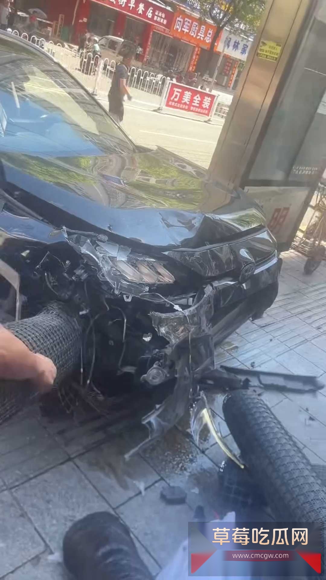 湖南张家界永定街道龙城街车祸 6