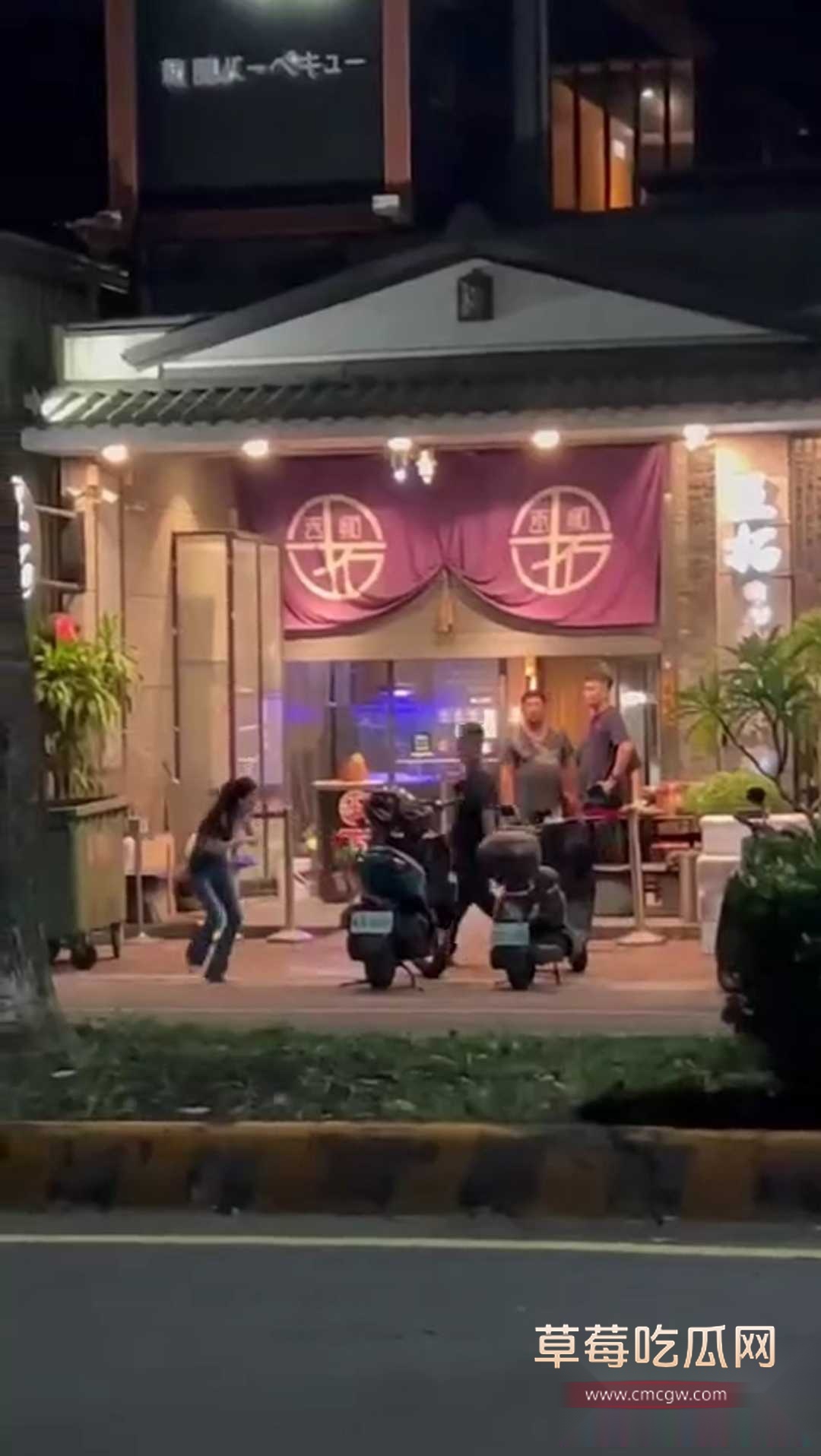 高雄市情侶男子當街爆打女友 1 高雄市情侶男子當街爆打女友 1