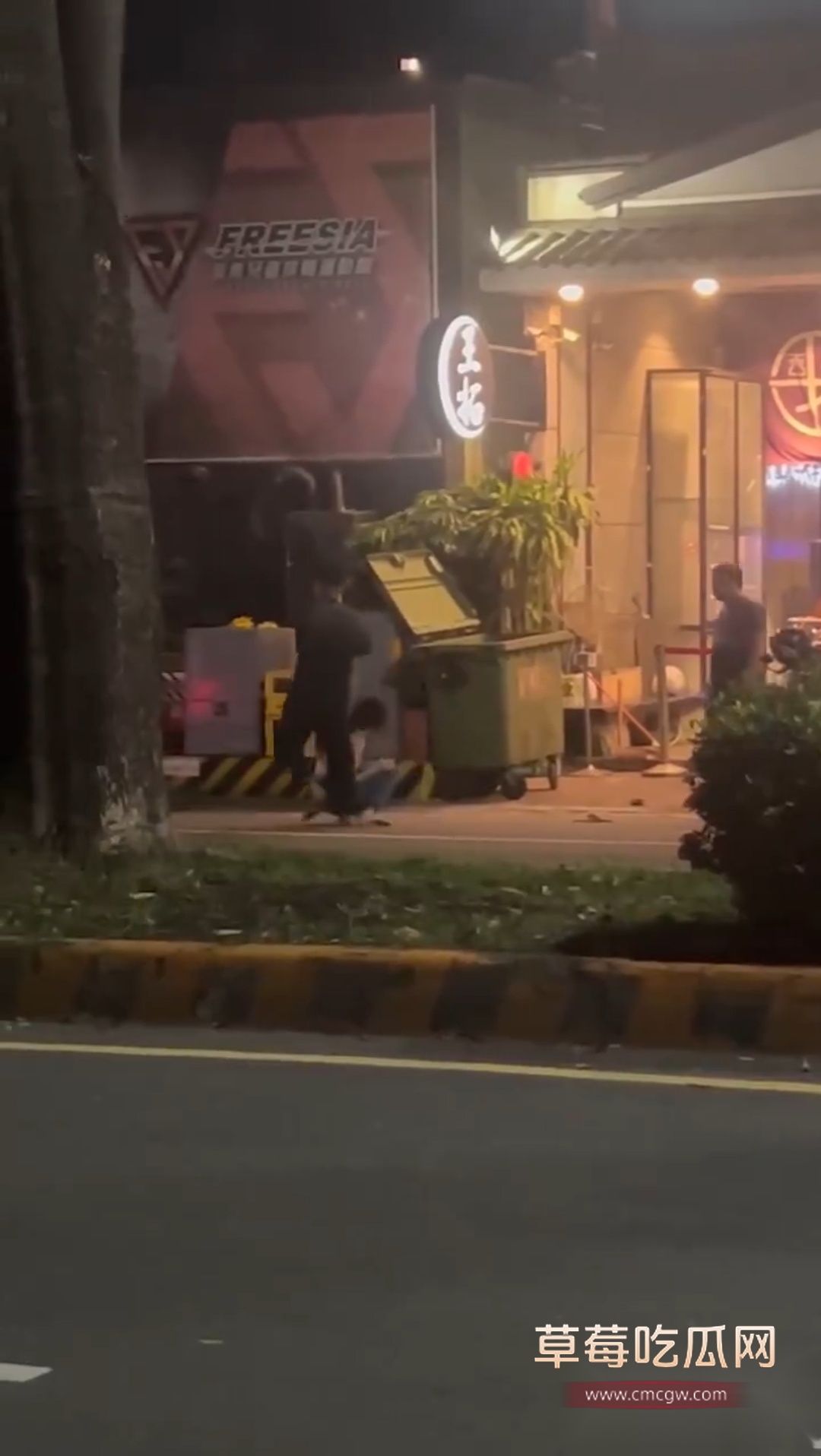 高雄市情侶男子當街爆打女友 3 高雄市情侶男子當街爆打女友 3