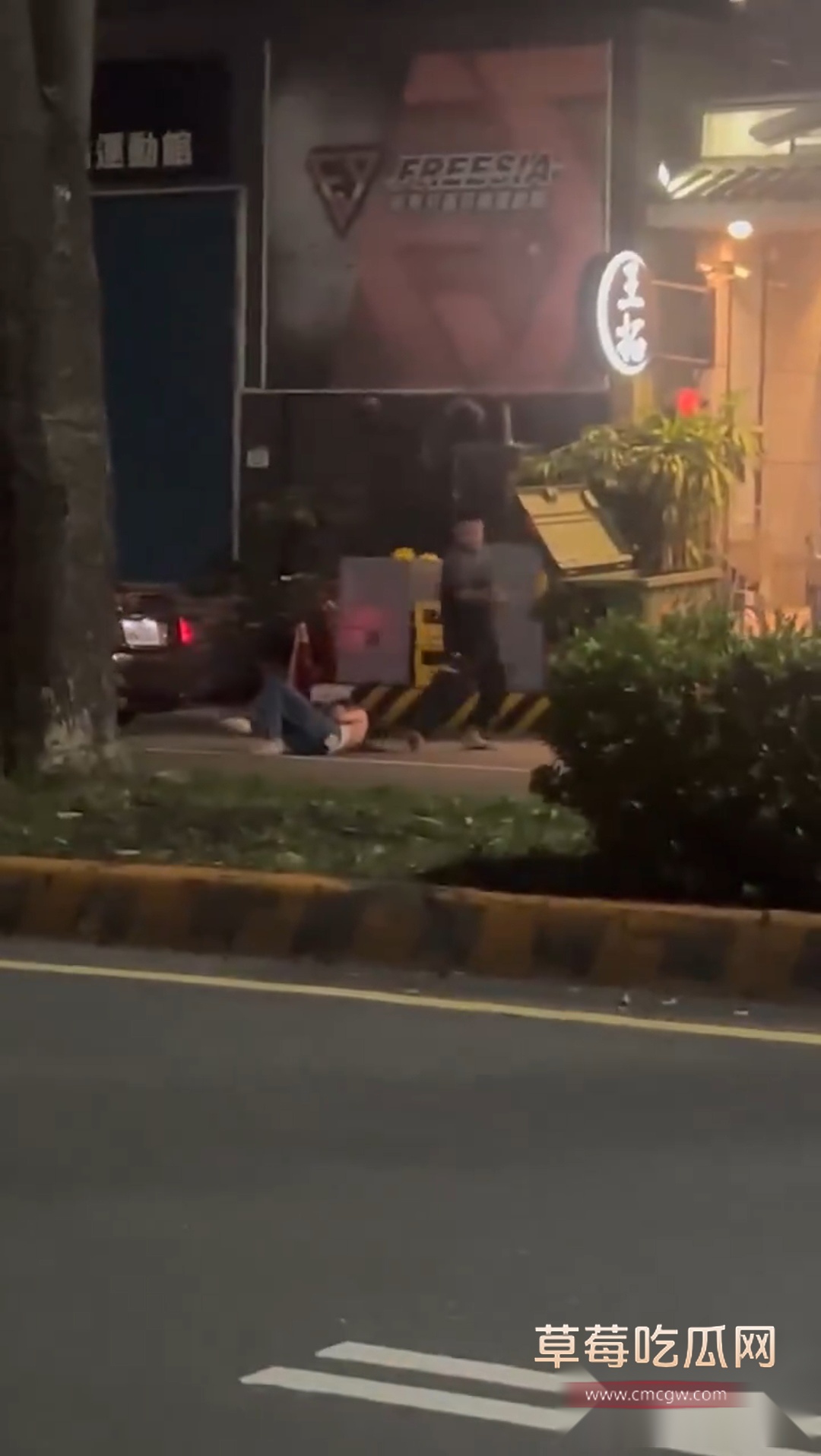 高雄市情侶男子當街爆打女友 4 高雄市情侶男子當街爆打女友 4