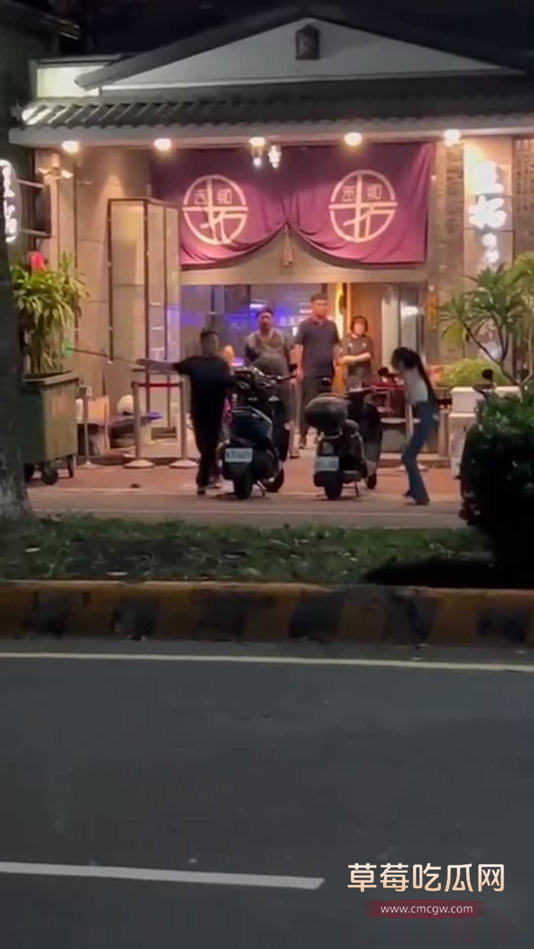 高雄市情侶男子當街爆打女友 5 高雄市情侶男子當街爆打女友 5